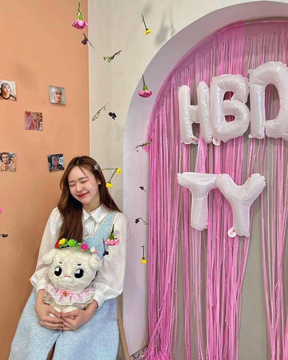 style casual dengan kemeja ala June Wanwimol (instagram.com/junewanwimol19)