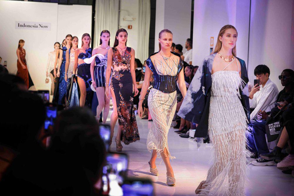 Semar Nusantara Unjuk Gigi di New York Fashion Week dengan NusaSwarna