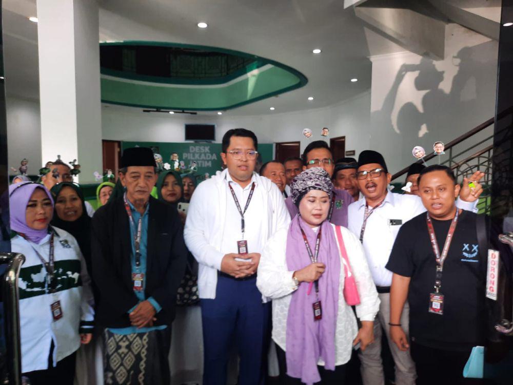 Pasangan Luluk-Lukman saat tiba di lokasi untuk pengundian nomor urut pilgub Jatim. IDN Times/Ardiansyah Fajar