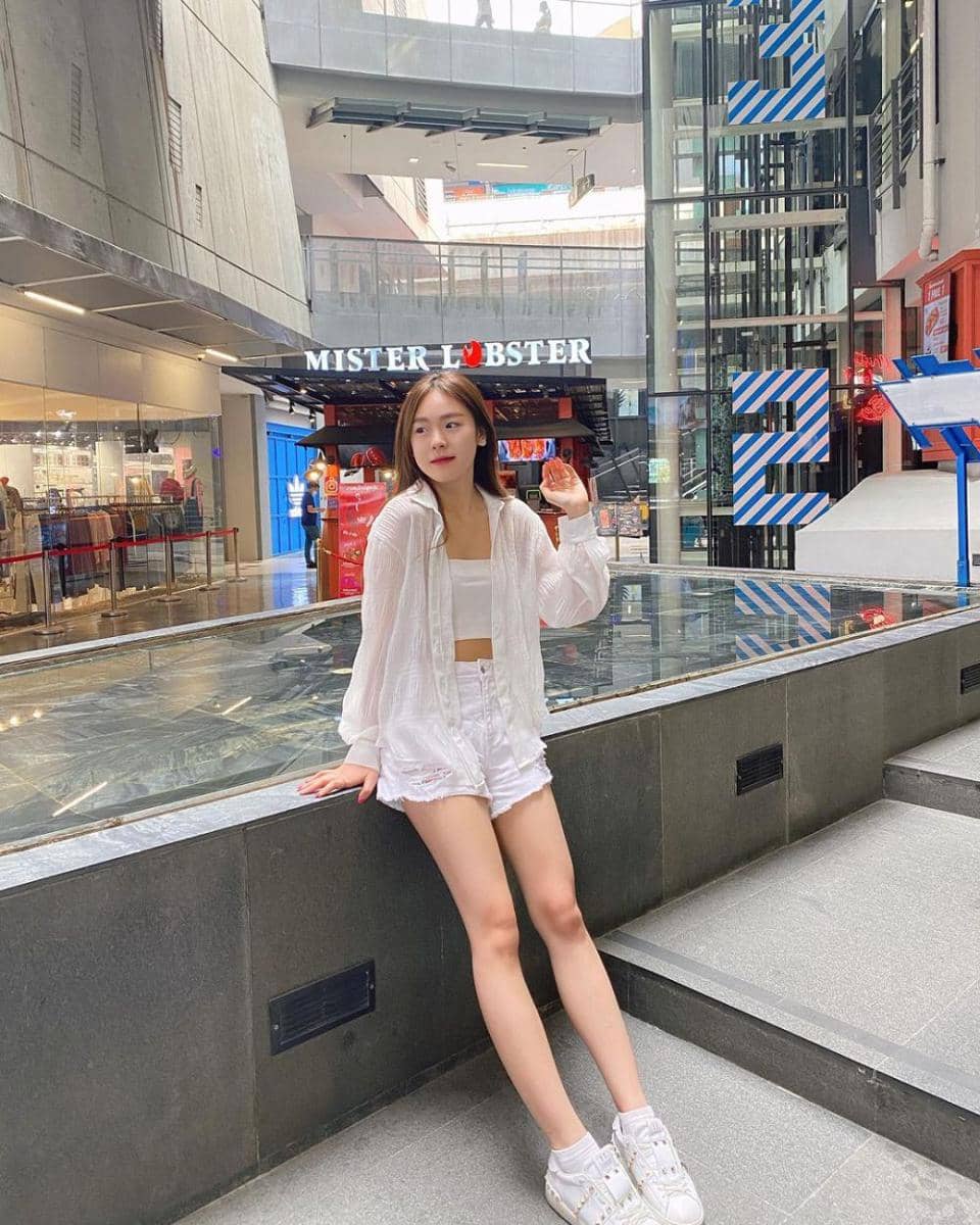 style casual dengan kemeja ala June Wanwimol (instagram.com/junewanwimol19)