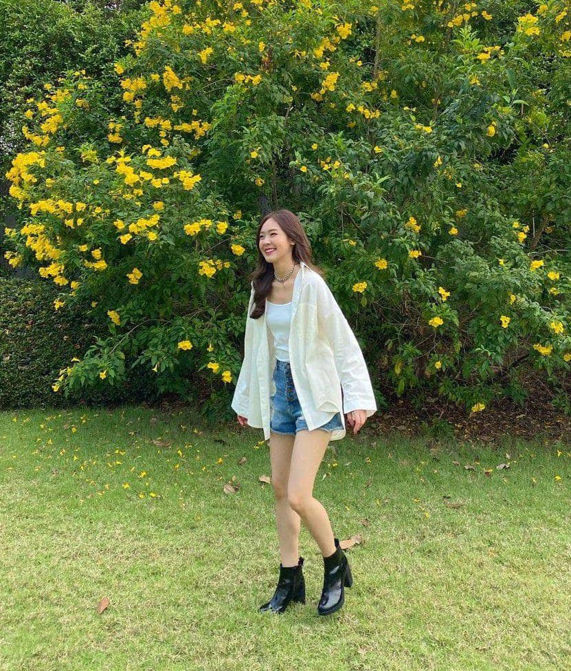 style casual dengan kemeja ala June Wanwimol (instagram.com/junewanwimol19)