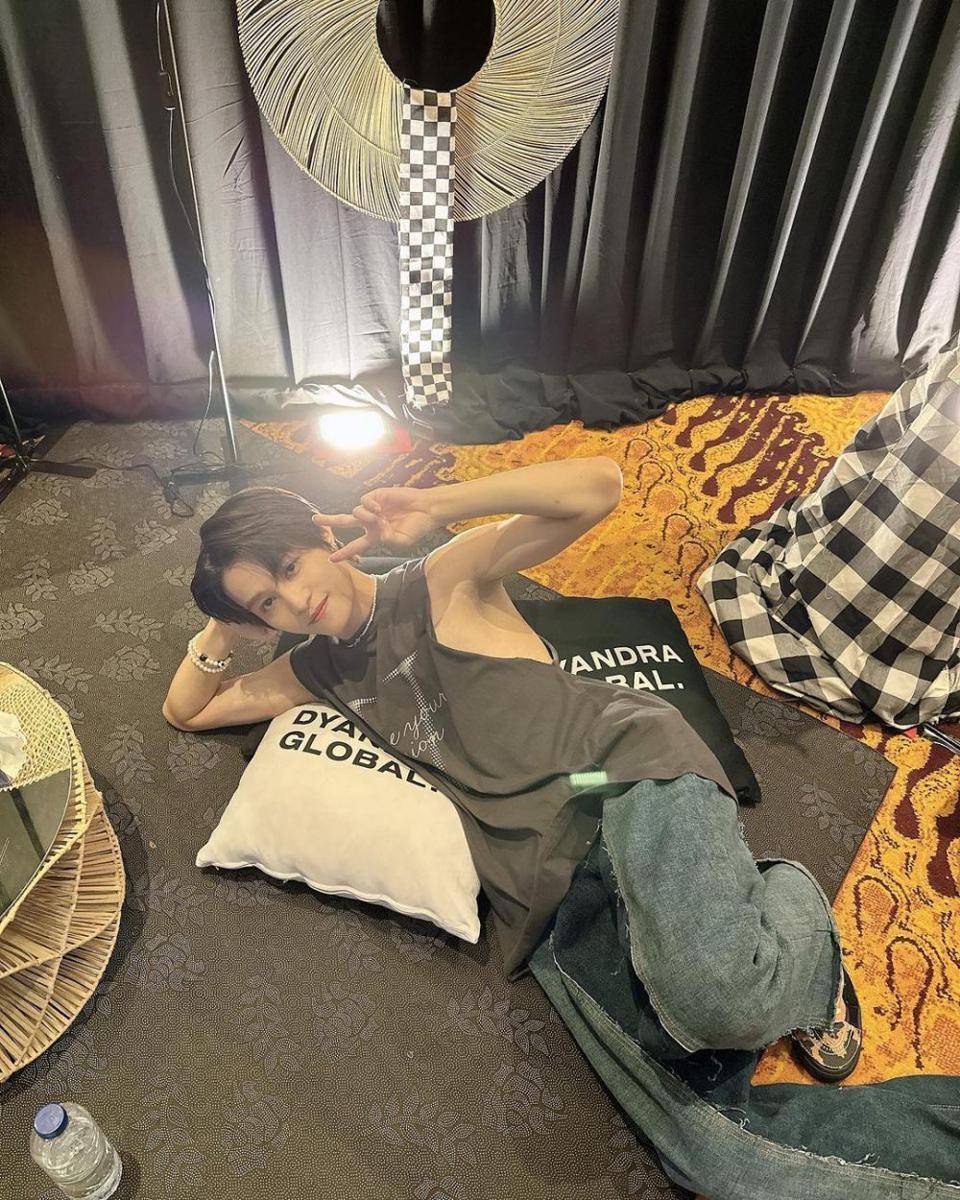 padu padan sleeveless outfit ala Yangyang WayV (instagram.com/yangyang_x2)