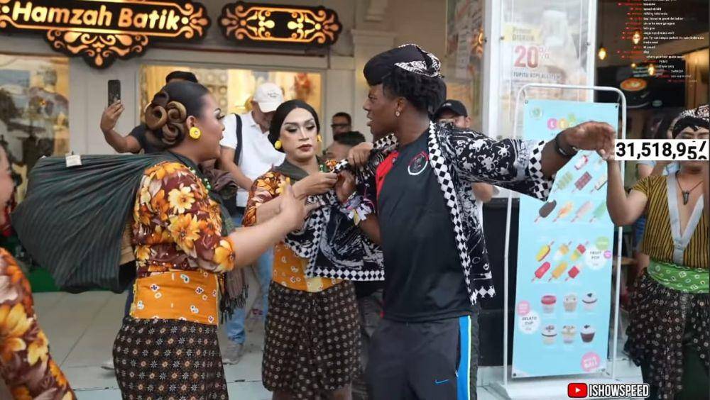 potret batik yang Speed dapat di Indonesia (youtube.com/@IShowSpeed)