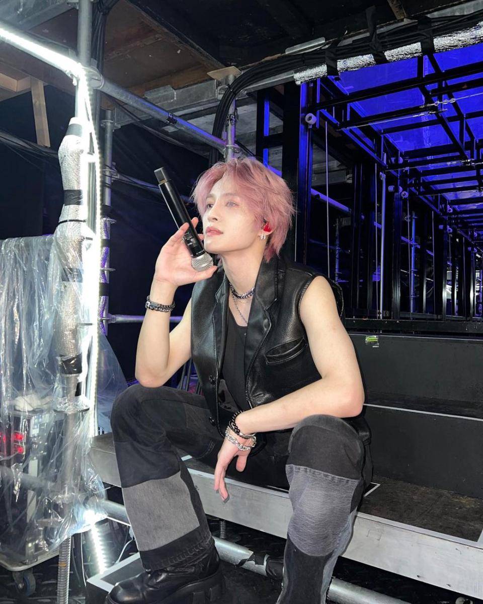 padu padan sleeveless outfit ala Yangyang WayV (instagram.com/yangyang_x2)