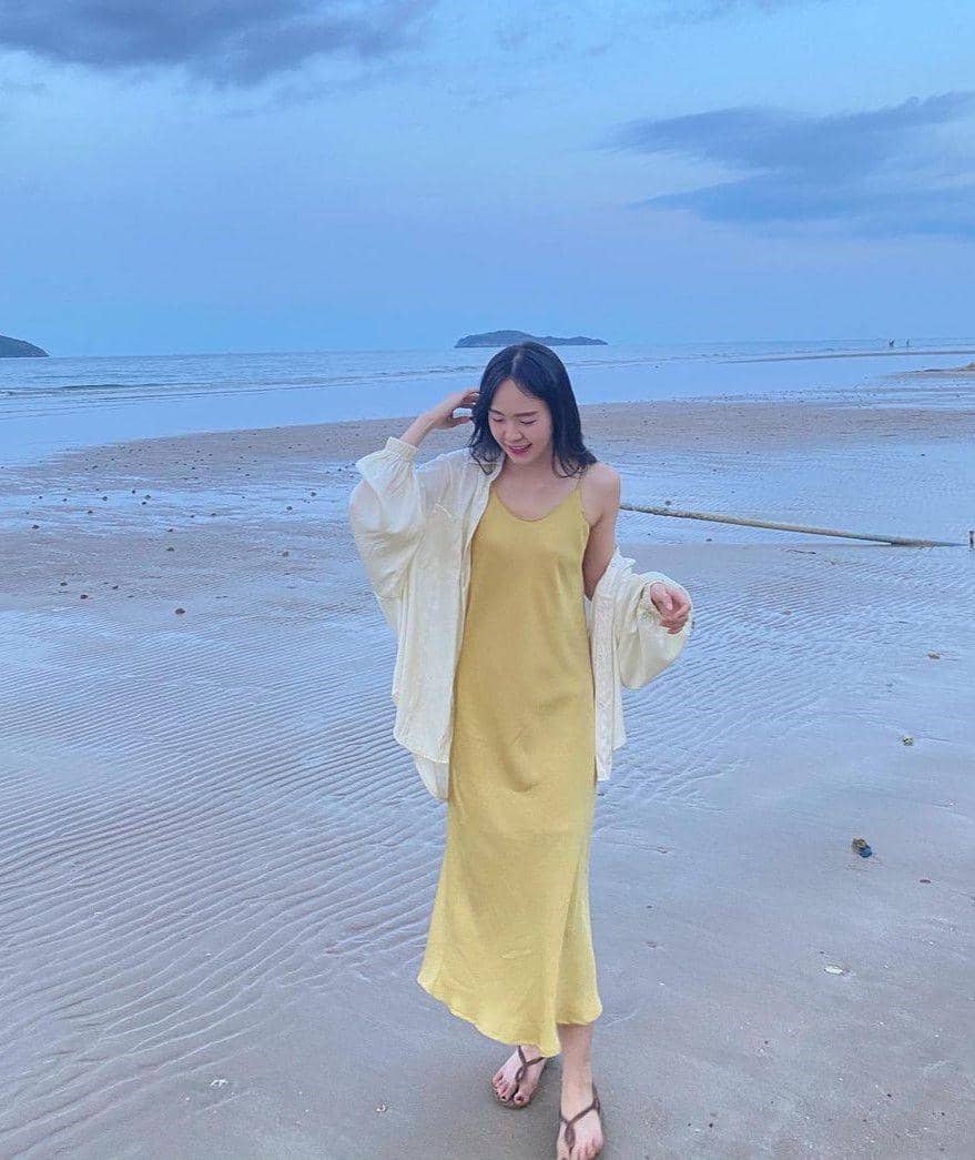 style casual dengan kemeja ala June Wanwimol (instagram.com/junewanwimol19)