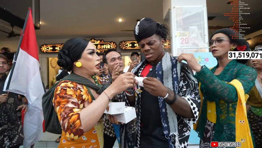 potret batik yang Speed dapat di Indonesia (youtube.com/@IShowSpeed)