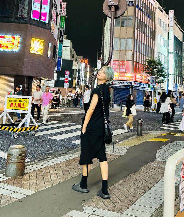padu padan sleeveless outfit ala Yangyang WayV (instagram.com/yangyang_x2)