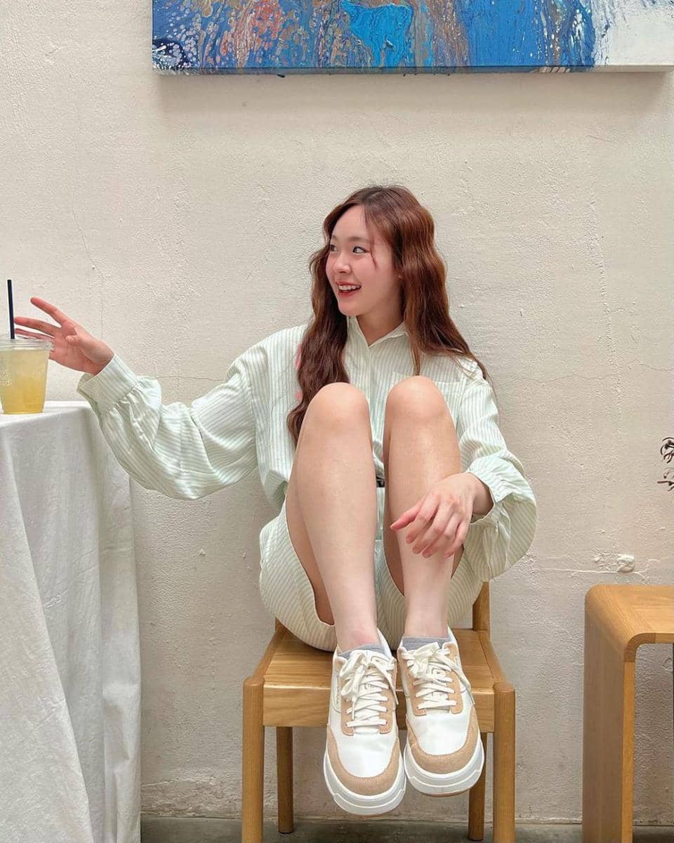 style casual dengan kemeja ala June Wanwimol (instagram.com/junewanwimol19)