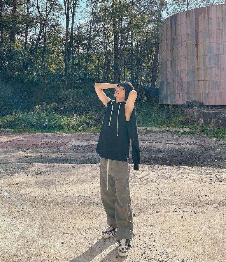 padu padan sleeveless outfit ala Yangyang WayV (instagram.com/yangyang_x2)