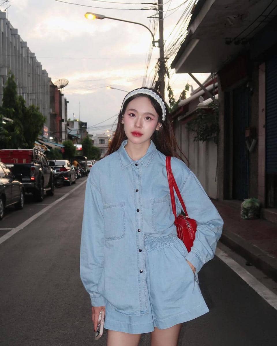 style casual dengan kemeja ala June Wanwimol (instagram.com/junewanwimol19)
