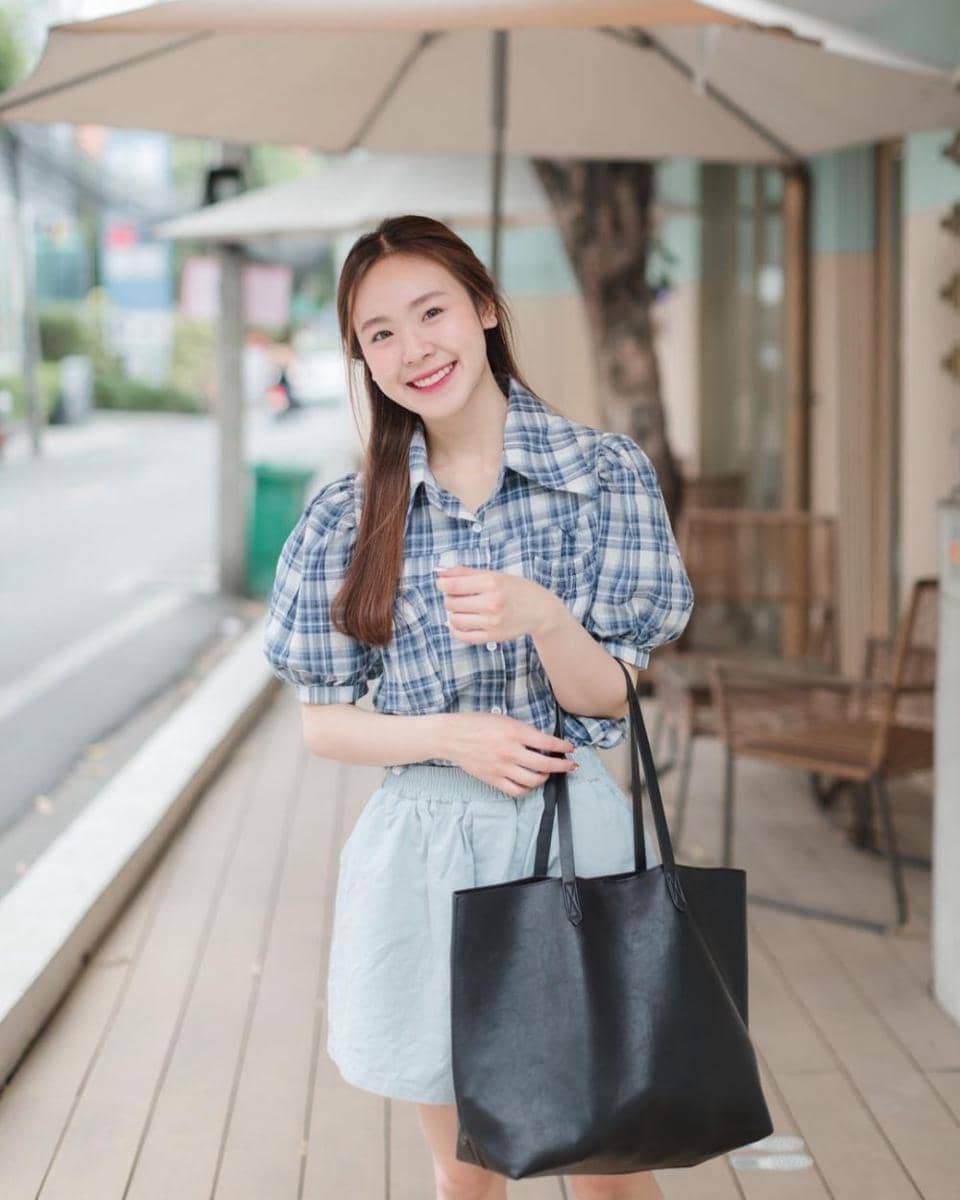 style casual dengan kemeja ala June Wanwimol (instagram.com/junewanwimol19)