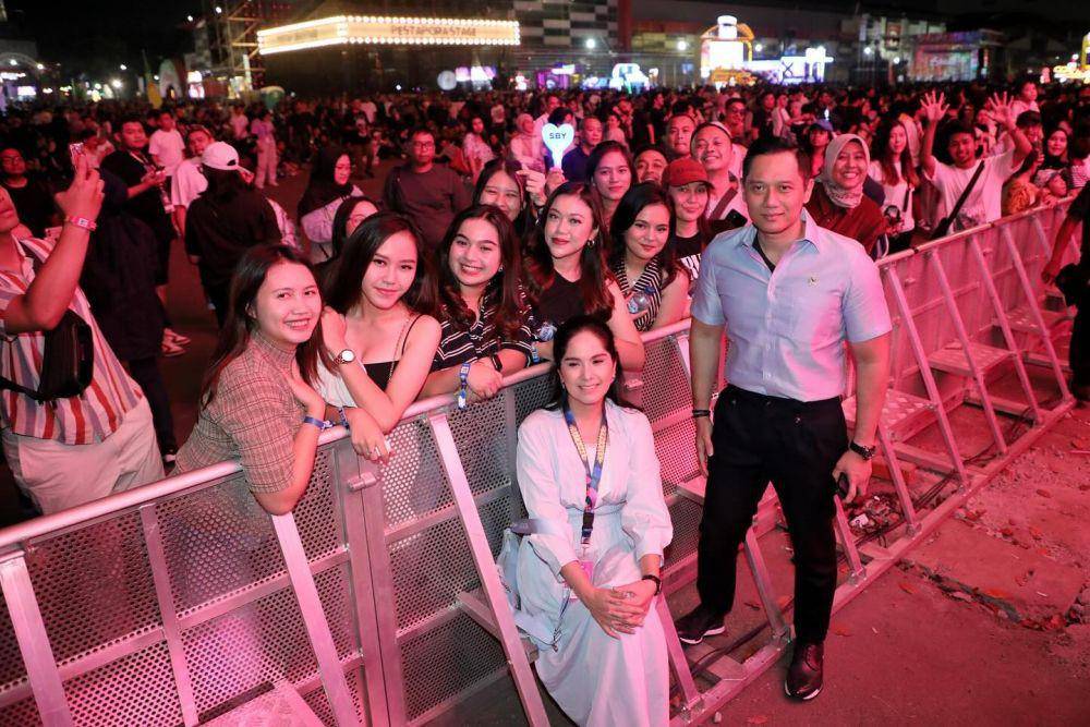gaya artis nonton pestapora 2024 (instagram.com/agusyudhoyono)