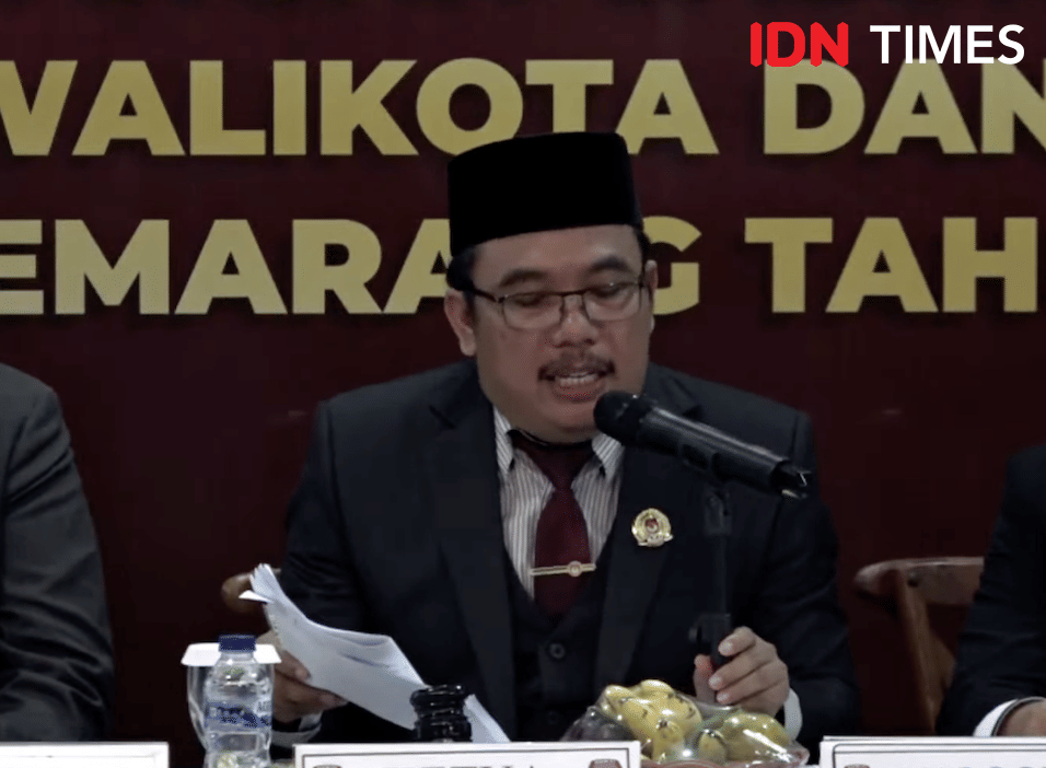 Ketua KPU Kota Semarang, Ahmad Zaini membacakan berita acara tahapan pengundian nomor urut PIlwakot Semarang 2024, Senin (23/9/2024). (IDN Times/Anggun Puspitoningrum)