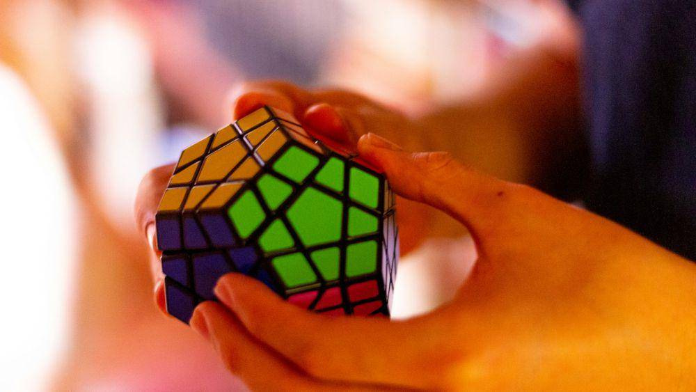 ilustrasi bermain rubiks (unsplash.com/ALAN DE LA CRUZ)