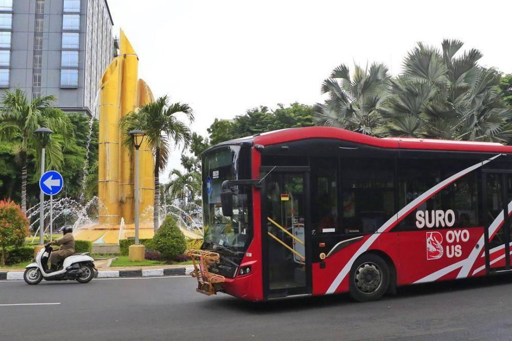 Foto Suroboyo Bus ketika melintas di Monumen Bambu Runcing. (instagram.com/dishubsurabaya)