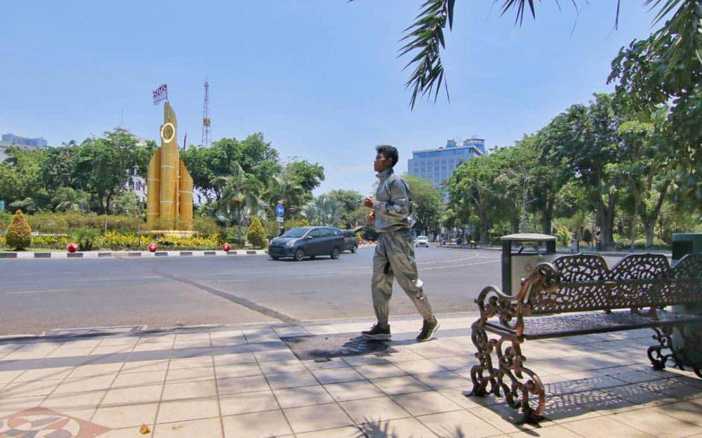 Potret seorang pria sedang berolahraga di area Monumen Bambu Runcing Surabaya. (instagram.com/dishubsurabaya)