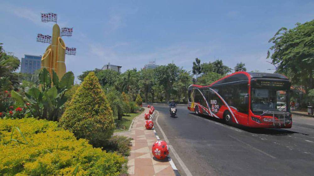 Potret Suroboyo Bus yang melintas di sekitar Monumen Bambu Runcing. (instagram.com/dishubsurabaya)