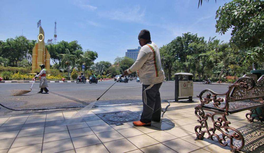 Potret petugas kebersihan di sekitar Monumen Bambu Runcing. (instagram.com/dishubsurabaya)