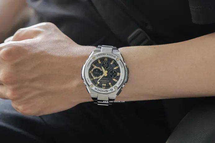 potret Casio G-Shock GST-W110D-1A (casio.com)
