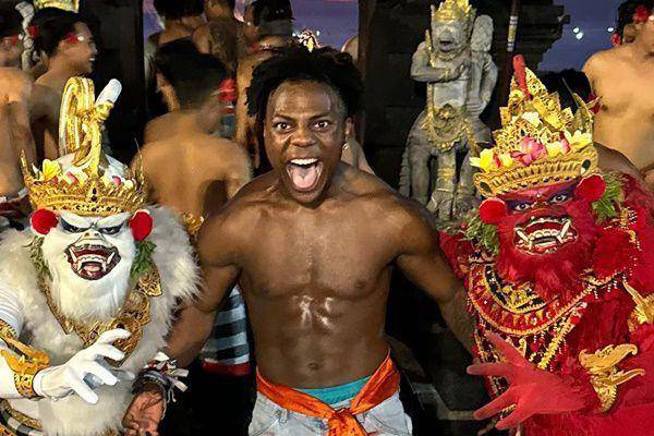 Potret Speed ikut nari kecak di Bali (instagram.com/ishowspeed)