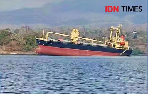 Kapal KM Asia Glory 6 Tabrak Bibir Pantai Benteng Asakota Bima