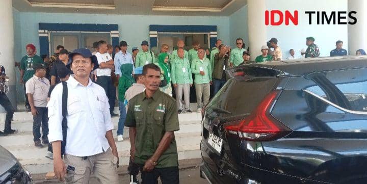 Foto pasangan Ansyar-Syam bersama tim saat keluar dari gedung (IDN Times/Juliadin)