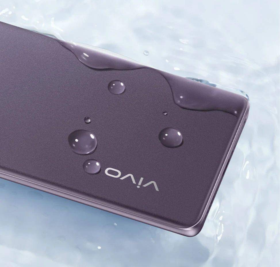 Ilustrasi vivo V40 Terkena Air (vivo.com)