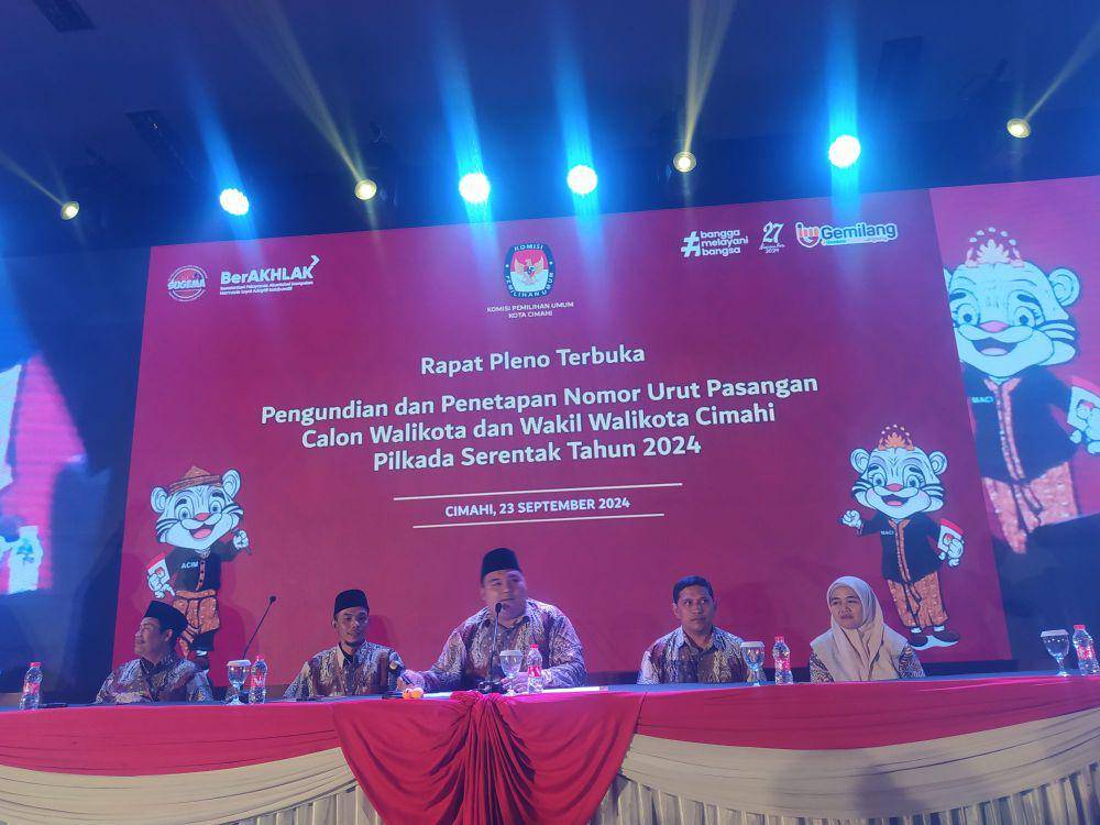 Para Komisioner KPU Kota Cimahi Saat Pengundian dan Nomor Urut Pasangan Calon Wali dan Wakil Wali Kota Cimahi.(Rizki/IDN Times)