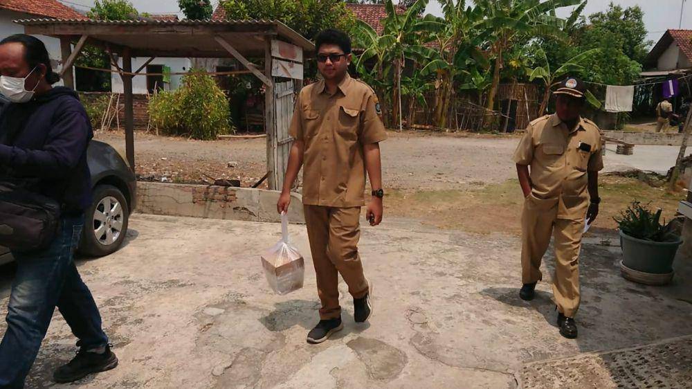 Petugas membawa sampel makanan. IDN Times/ Bramanta Pamungkas
