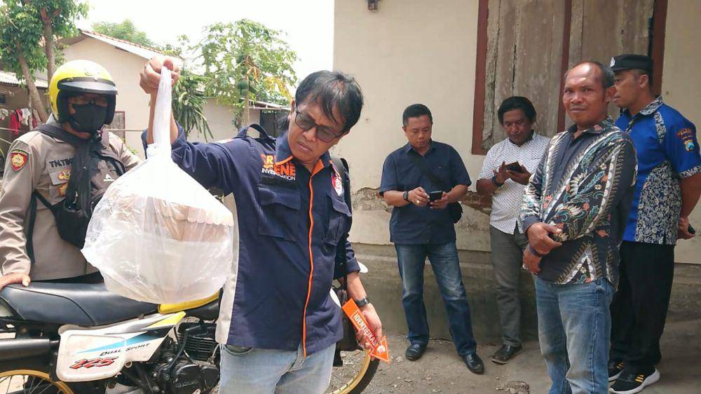 Polisi menunjukkan sisa sampel makanan. IDN Times/ Bramanta Pamungkas