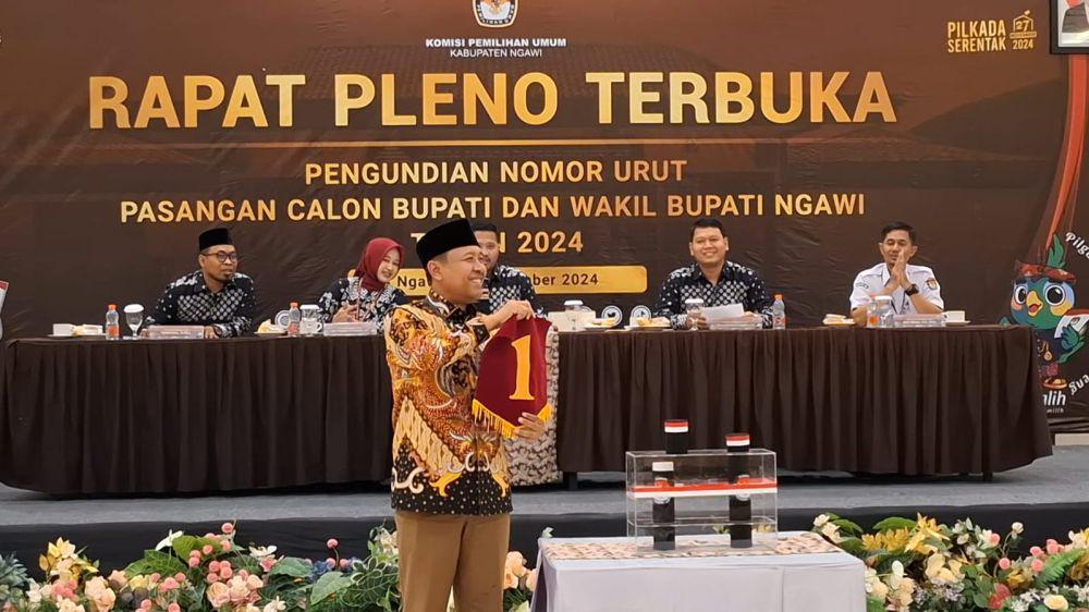 Cawabup Dwi Rianto Jatmiko (Mas Antok) menunjukkan nomer urut. IDN Times/ Riyanto.