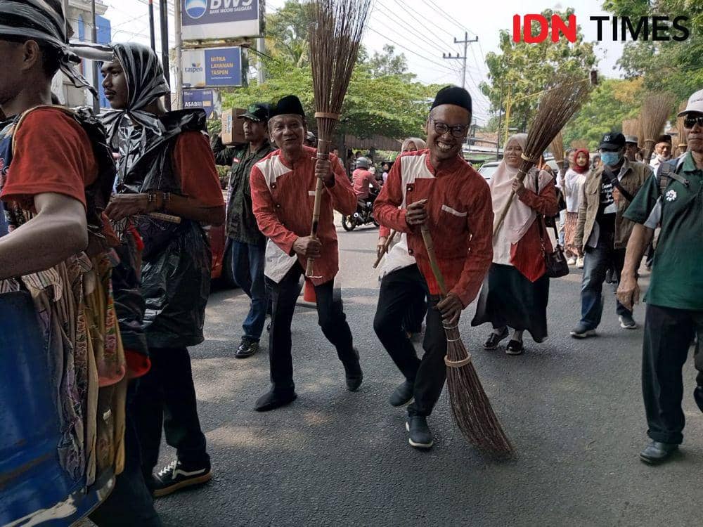 Calon bupati dan calon wakil bupati Bantul, Untoro-Wahyudi bersih sampah di jalan.(IDN Times/Daruwaskita)