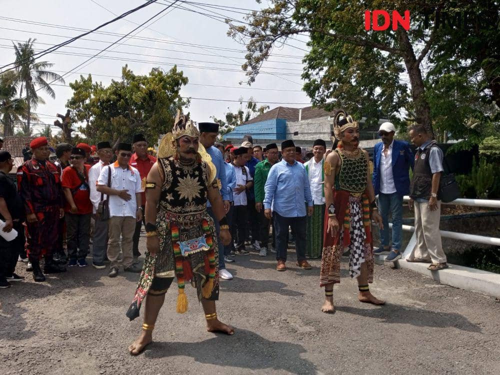 Calon bupati dan calon wakil bupati Bantul, Joko-Rony ikuti flash mop wayang reog.(IDN Times/Daruwaskita)