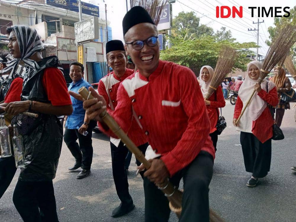 Calon wakil bupati Bantul, Wahyudi Anggoro Hadi bawa sapu bersih-bersih jalan.(IDN Times/Daruwaskita)
