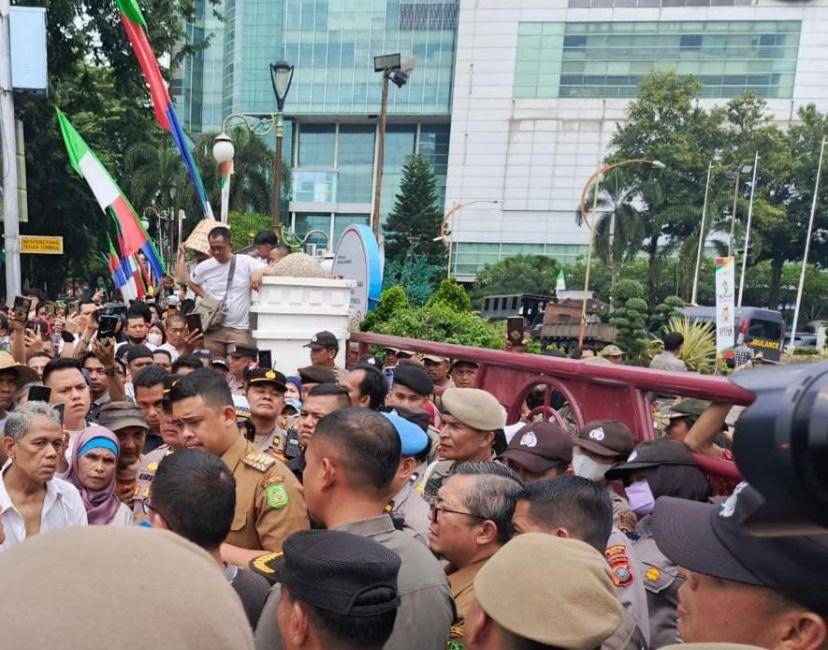 Para aksi massa pedagang yang menolak rencana revitalisasi Pusat Pasar Medan (Dok. Istimewa)