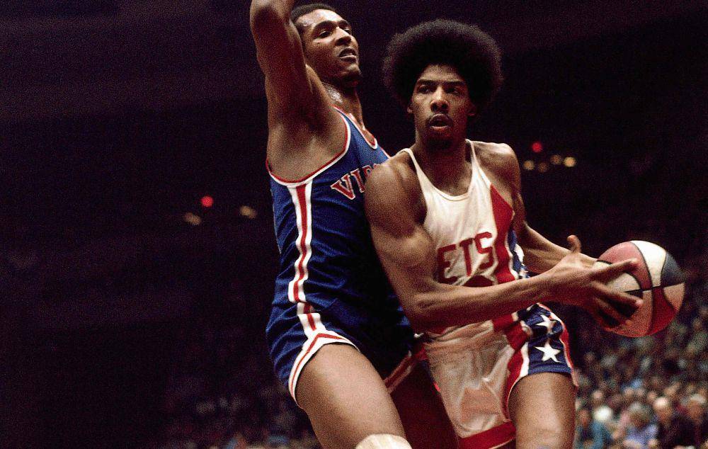 Julius Erving (kanan) (nba.com)