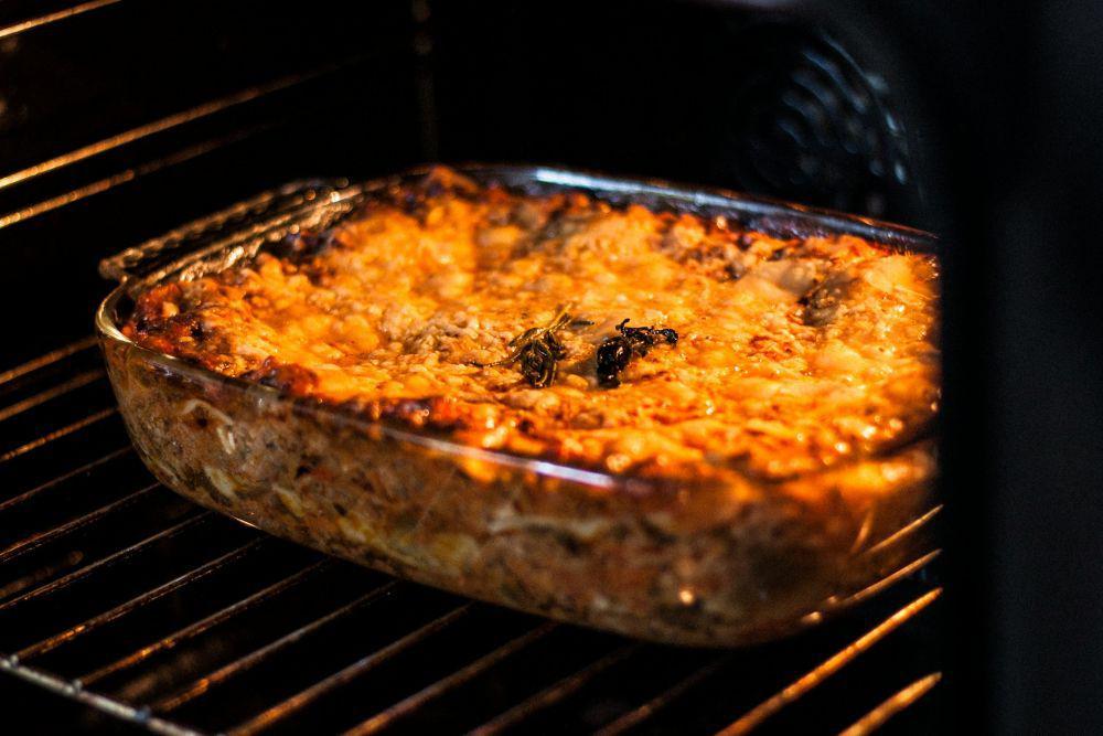 Ilustrasi menghangatkan lasagna di dalam oven (unsplash.com/Kristine Tumanyan)