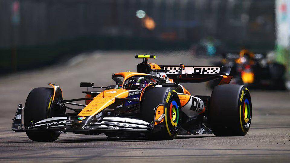 Lando Norris saat menjalani balapan GP Singapura 2024. (formula1.com)