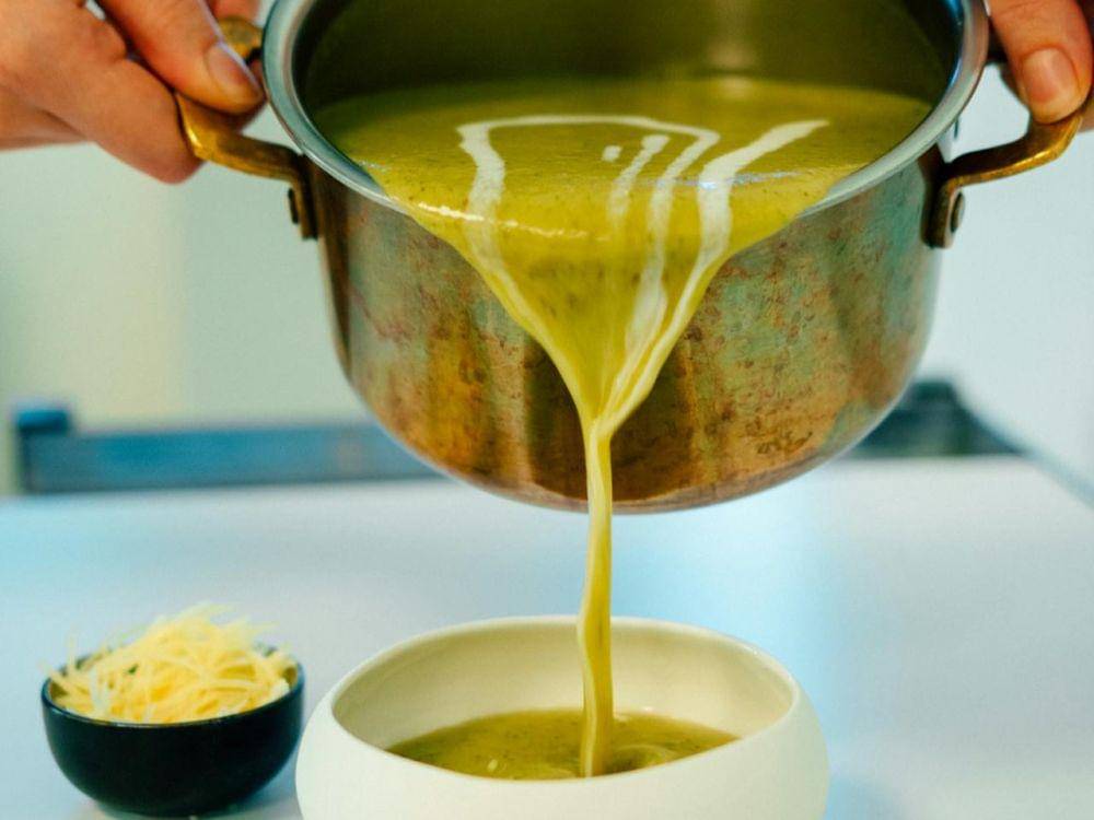 ilustrasi menuang kuah (pexels.com/Bert Christiaens)