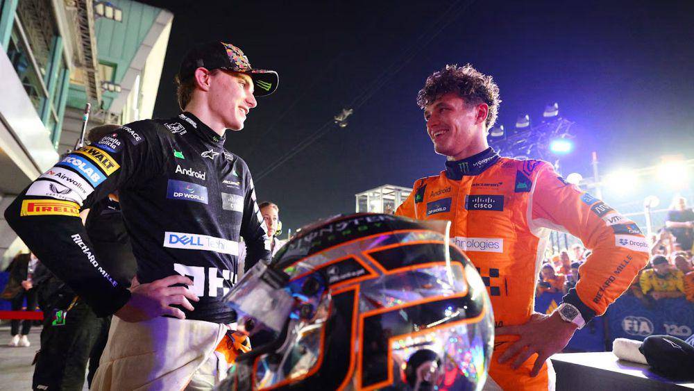 Oscar Piastri (kiri) berbincang dengan Lando Norris selepas balapan GP Singapura 2024. (formula1.com)