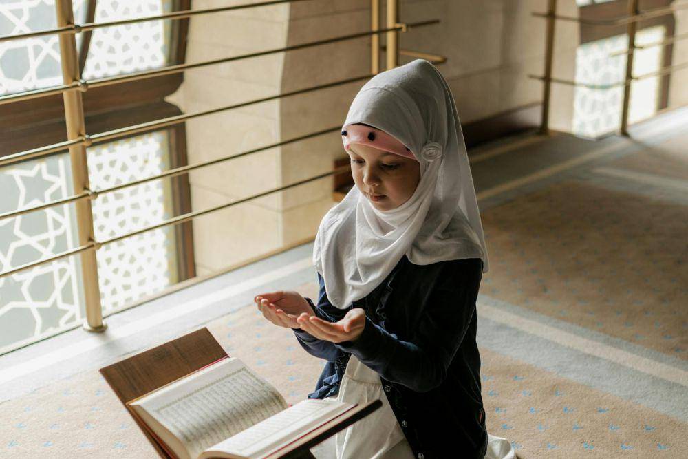 ilustrasi seorang anak berdoa (pexels.com/Alena Darmel)
