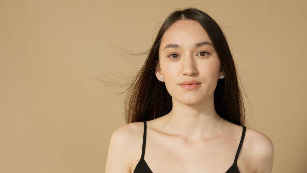ilustrasi kulit putih dan glowing (pexels.comArtem Podrez)