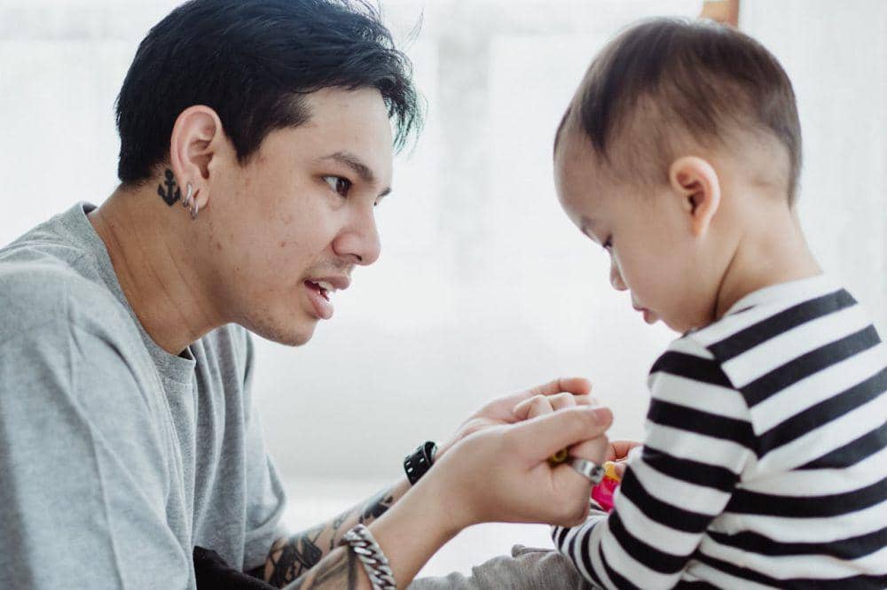 ilustrasi orang tua dan anak (pexels.com/Ketut Subiyanto)