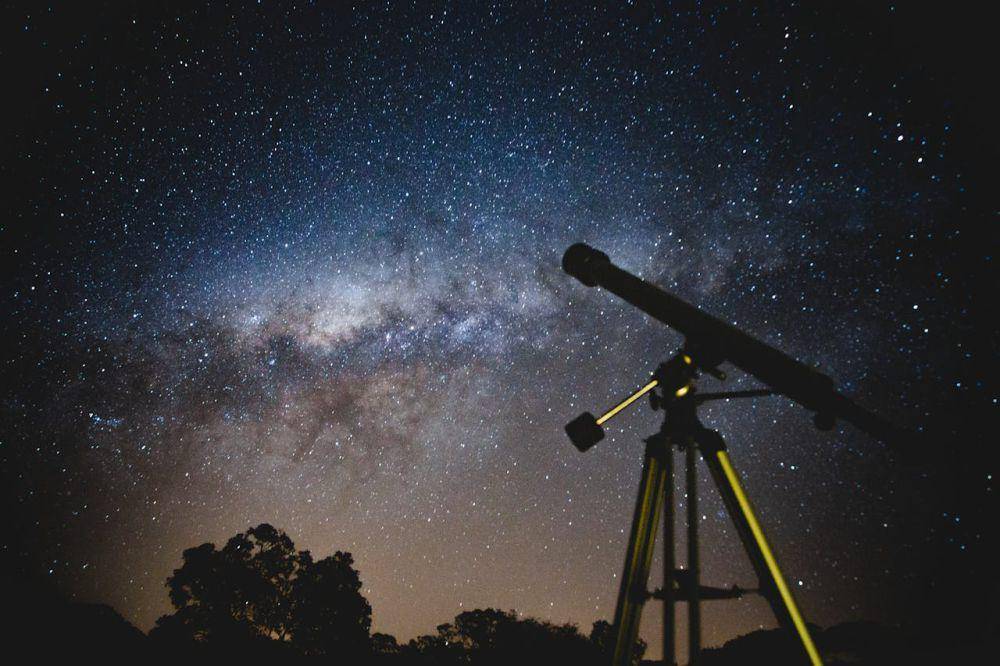 ilustrasi mengamati langit. (pexels.com/Lucas Pezeta)