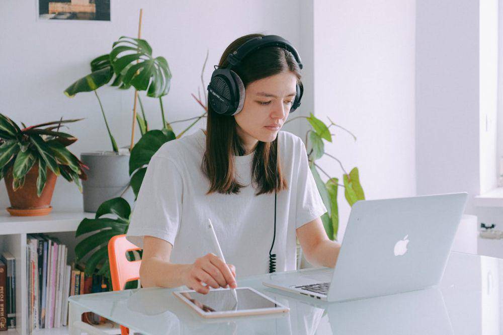 ilustrasi belajar dan mendengarkan musik (pexels.com/Anna Shvets)