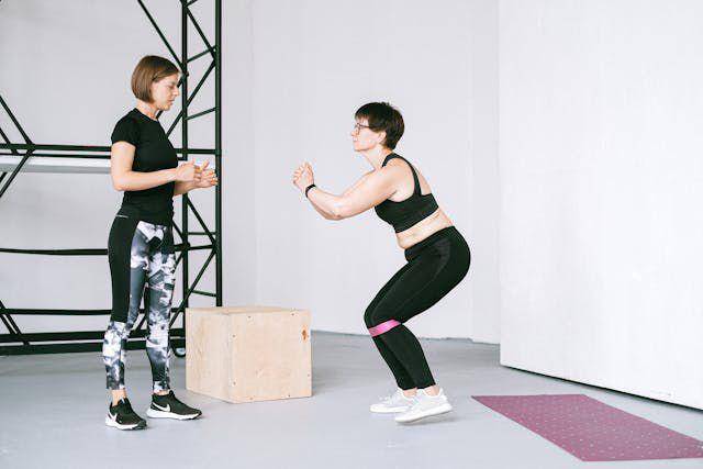 ilustrasi berlatih squat (pexels.com/Anna Shvets)