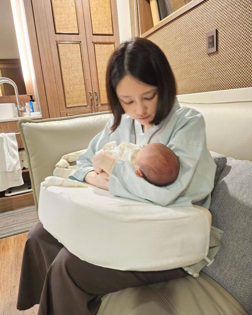 potret Lee Sungmin dan Kim Sa Eun asuh anak pertama (instagram.com/_popoxfama_)