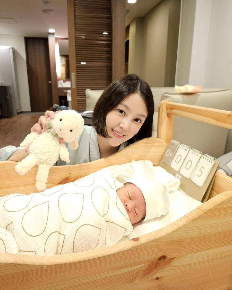 potret Lee Sungmin dan Kim Sa Eun asuh anak pertama (instagram.com/_popoxfama_)