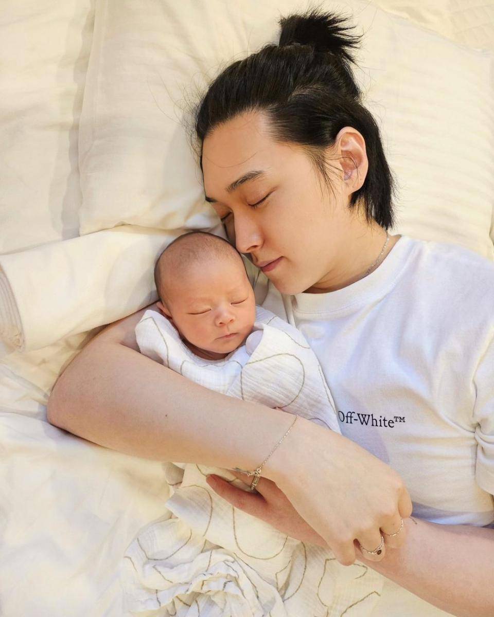 potret Lee Sungmin dan Kim Sa Eun asuh anak pertama (instagram.com/_popoxfama_)