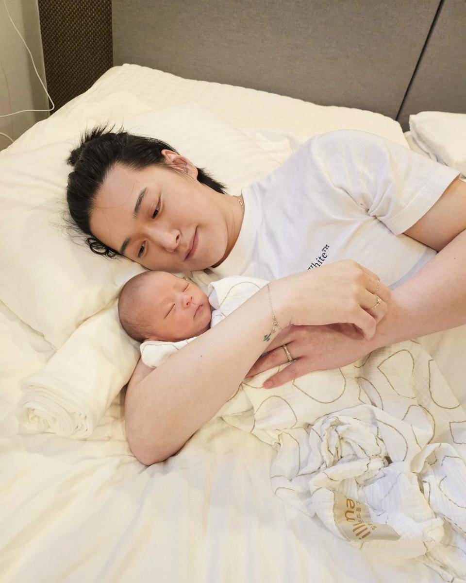 potret Lee Sungmin dan Kim Sa Eun asuh anak pertama (instagram.com/_popoxfama_)